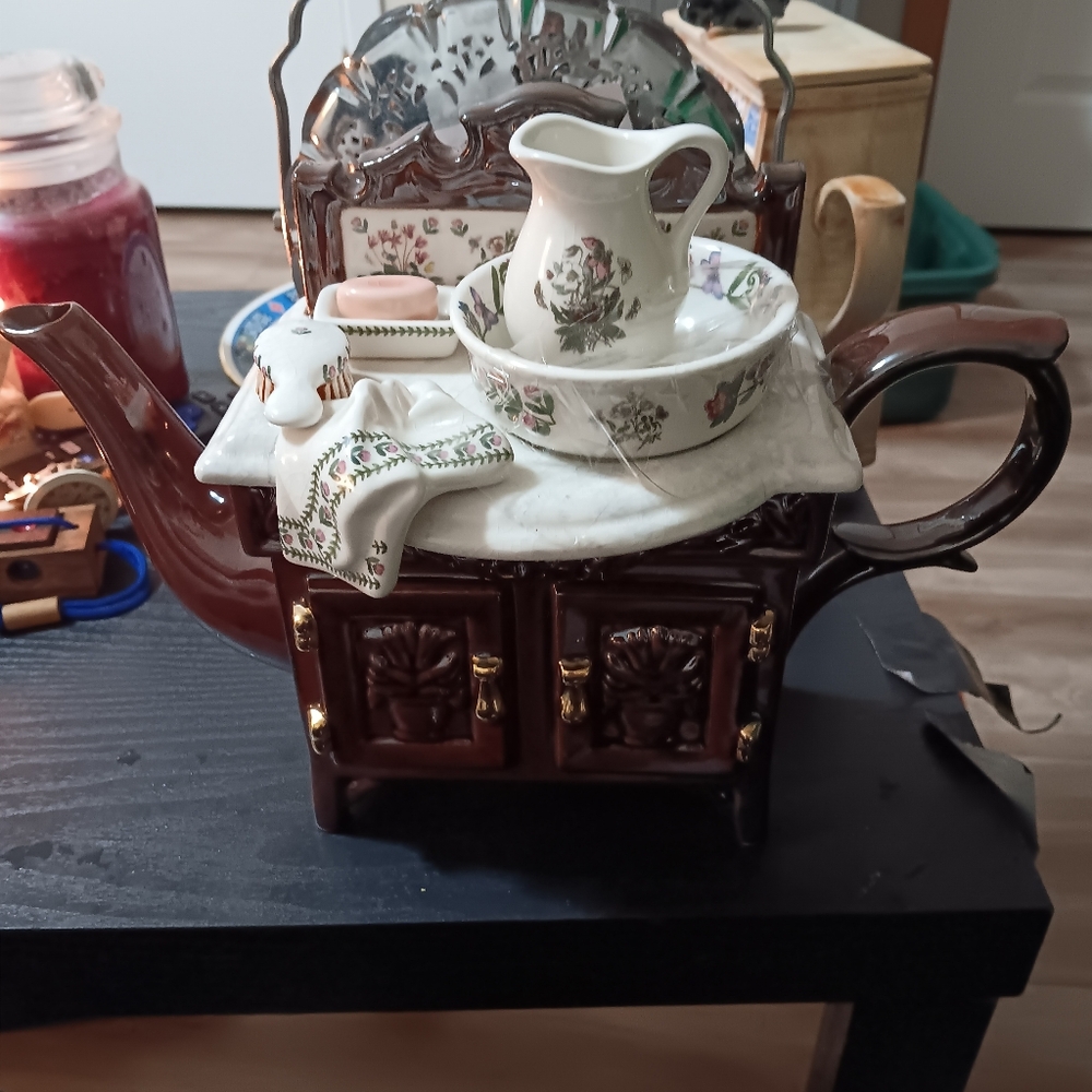 Potrmeirion vintage collectable tea pot.rare find